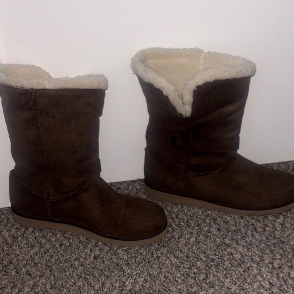 Warm Shearling-Lined Winter Boots - image 1